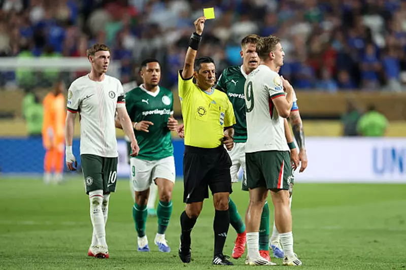 إنذار ليام ديلاب لاعب تشيلسي خلال مواجهة فلومينينس